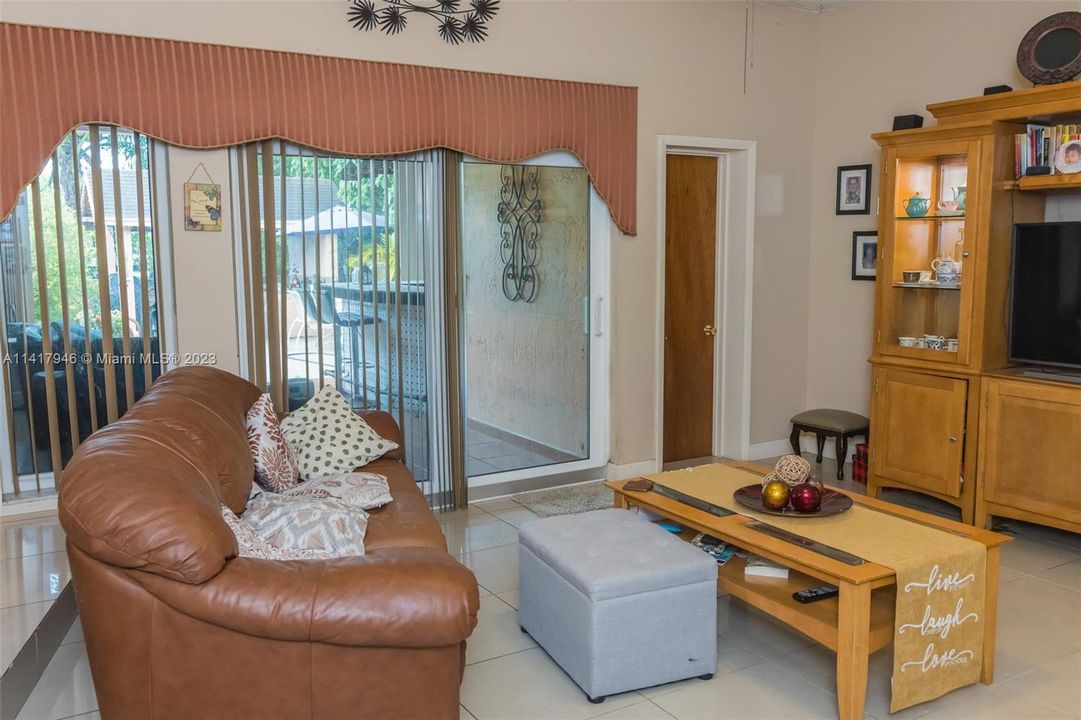 Recently Sold: $689,000 (4 beds, 4 baths, 2337 Square Feet)