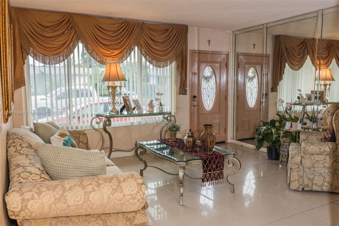 Recently Sold: $689,000 (4 beds, 4 baths, 2337 Square Feet)