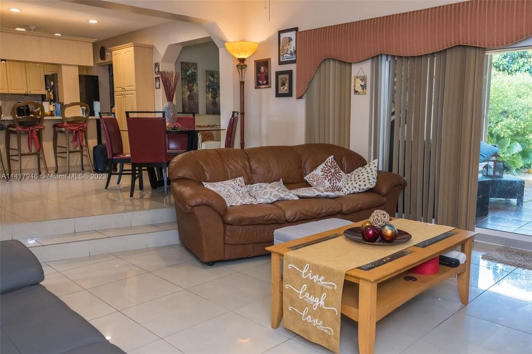 Recently Sold: $689,000 (4 beds, 4 baths, 2337 Square Feet)