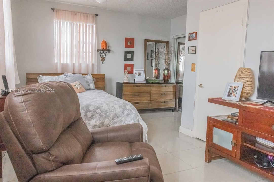 Recently Sold: $689,000 (4 beds, 4 baths, 2337 Square Feet)