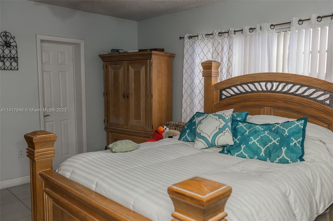 Recently Sold: $689,000 (4 beds, 4 baths, 2337 Square Feet)