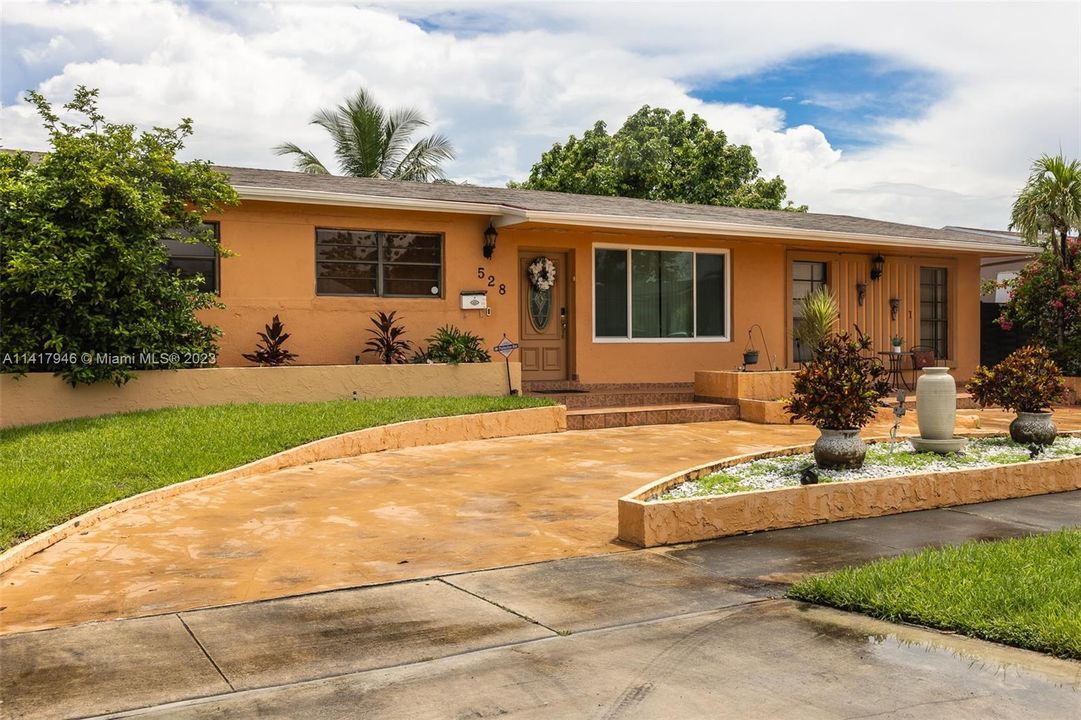 Recently Sold: $689,000 (4 beds, 4 baths, 2337 Square Feet)