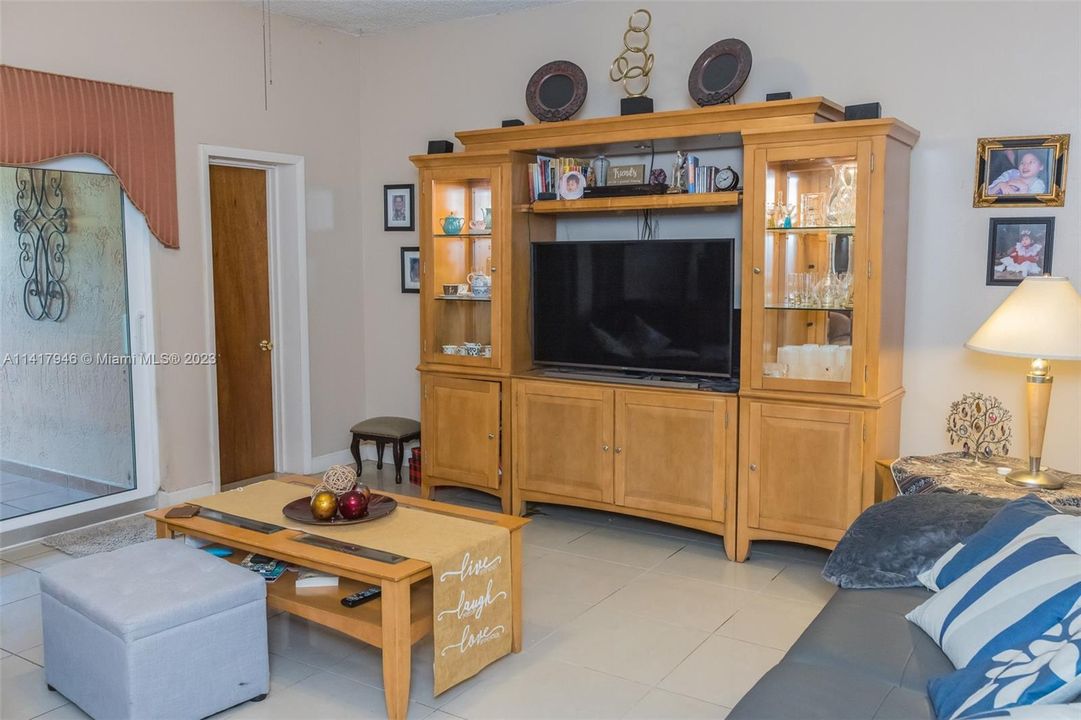 Recently Sold: $689,000 (4 beds, 4 baths, 2337 Square Feet)