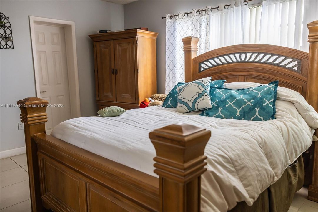 Recently Sold: $689,000 (4 beds, 4 baths, 2337 Square Feet)