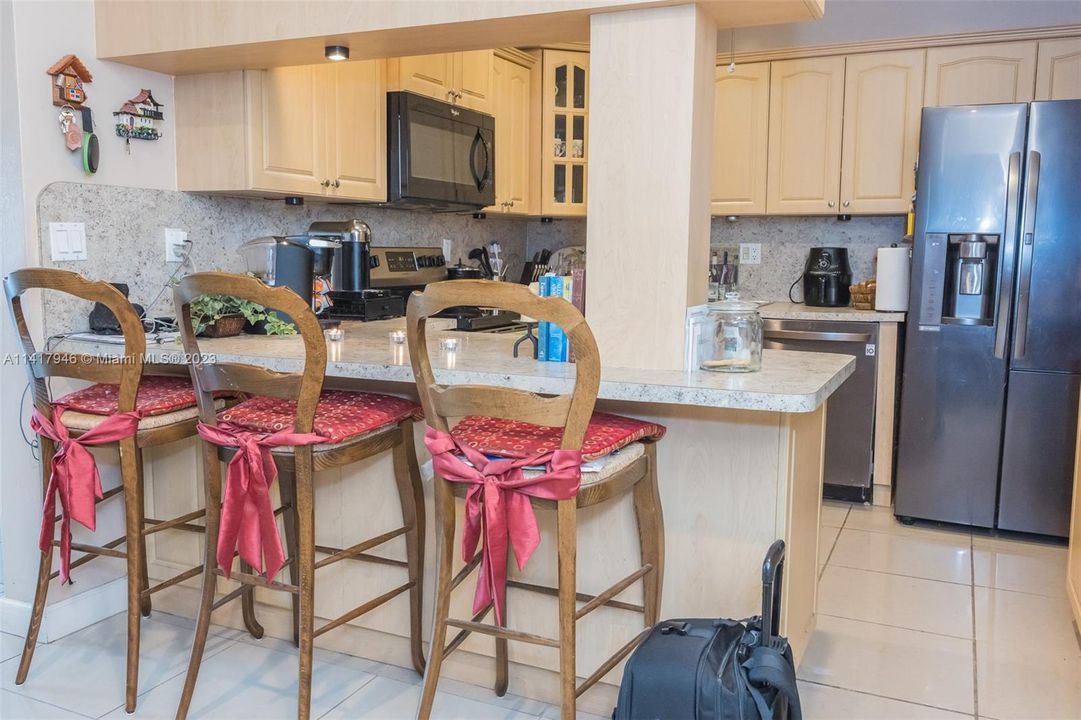 Recently Sold: $689,000 (4 beds, 4 baths, 2337 Square Feet)