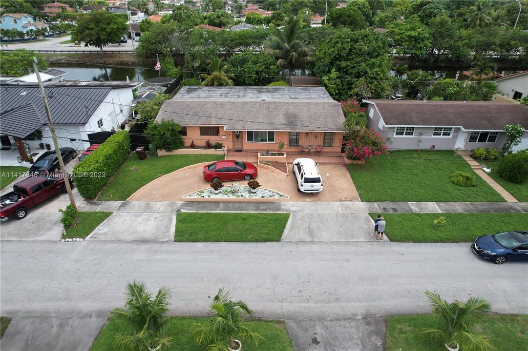 Recently Sold: $689,000 (4 beds, 4 baths, 2337 Square Feet)