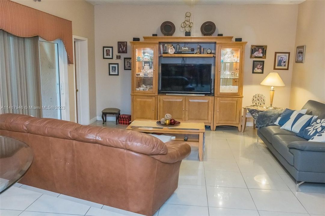 Recently Sold: $689,000 (4 beds, 4 baths, 2337 Square Feet)