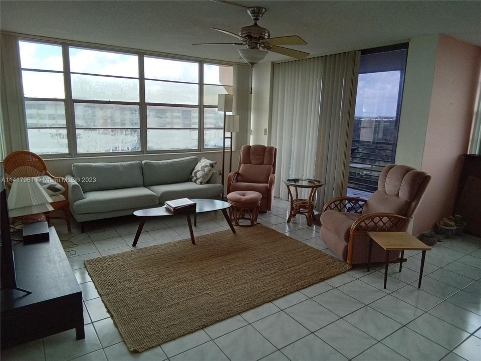 Vendido Recientemente: $189,000 (2 camas, 2 baños, 1120 Pies cuadrados)