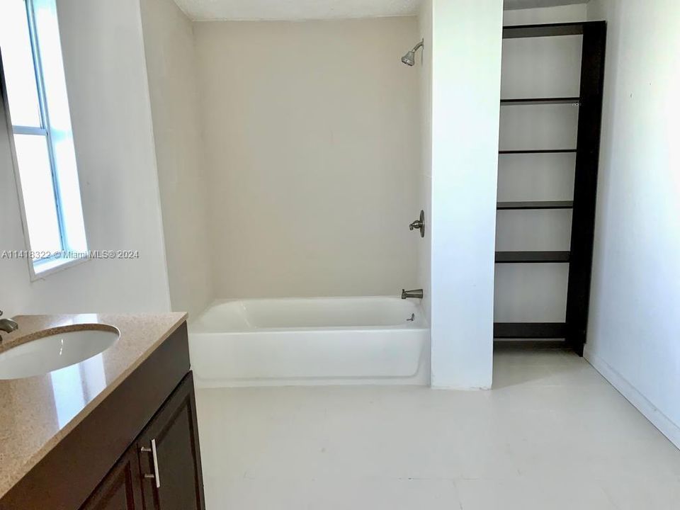 Activo con contrato: $258,900 (3 camas, 2 baños, 1430 Pies cuadrados)