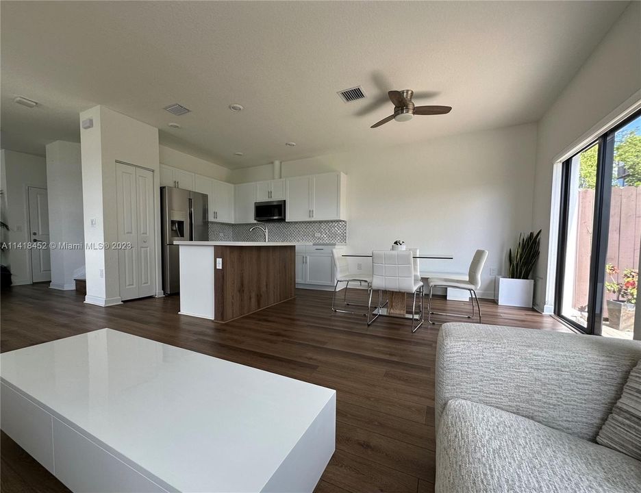 最近售出: $685,000 (4 贝兹, 3 浴室, 2086 平方英尺)