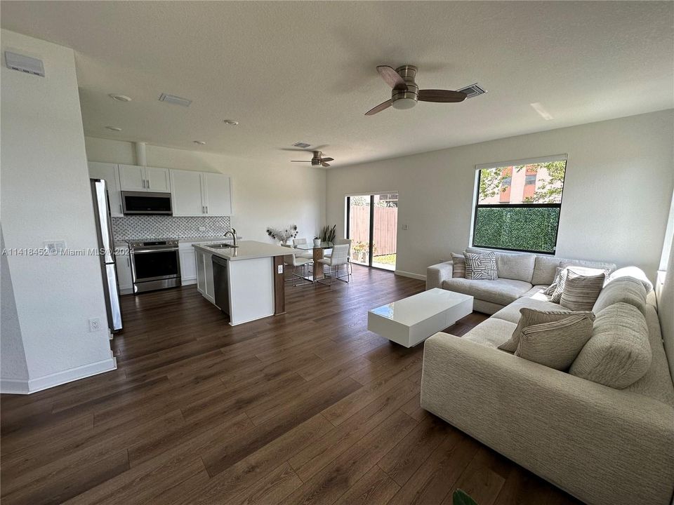 最近售出: $685,000 (4 贝兹, 3 浴室, 2086 平方英尺)