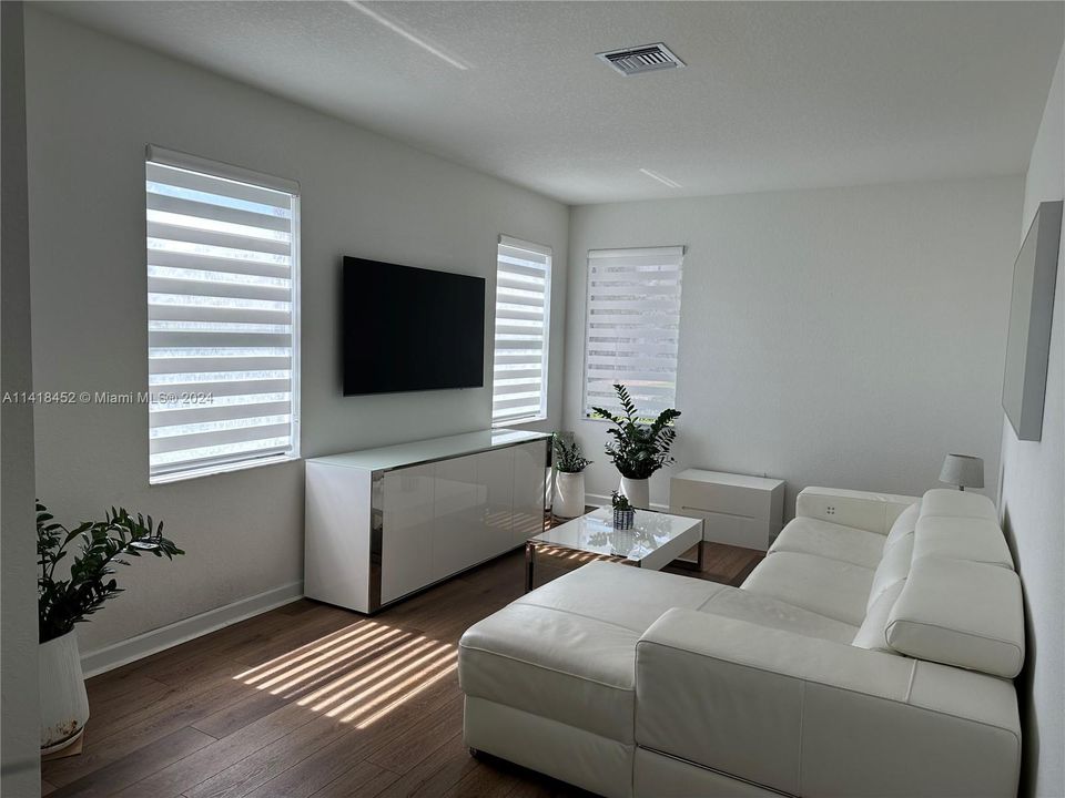 最近售出: $685,000 (4 贝兹, 3 浴室, 2086 平方英尺)