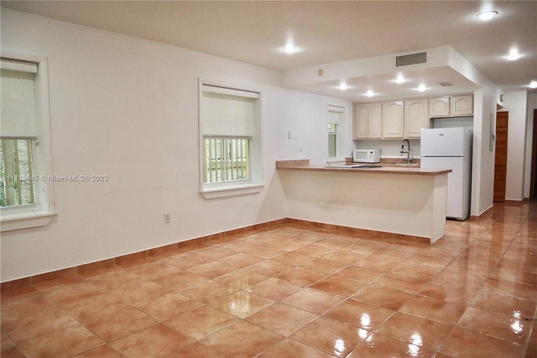 最近租的: $1,950 (1 贝兹, 1 浴室, 640 平方英尺)