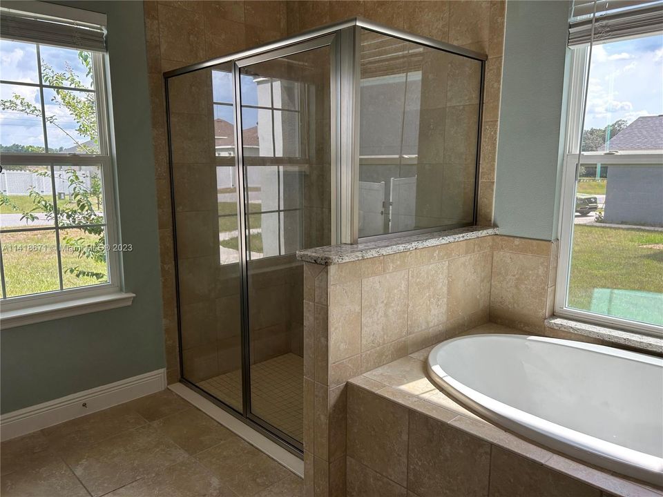 Tub / shower enclosure