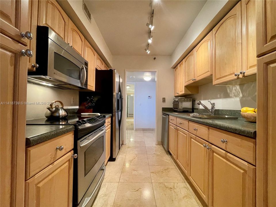 Recently Sold: $575,000 (1 beds, 1 baths, 1117 Square Feet)