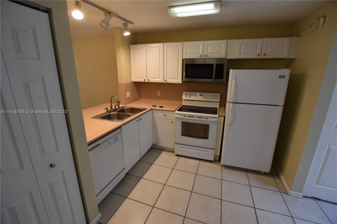 Recently Rented: $2,300 (3 beds, 2 baths, 1383 Square Feet)