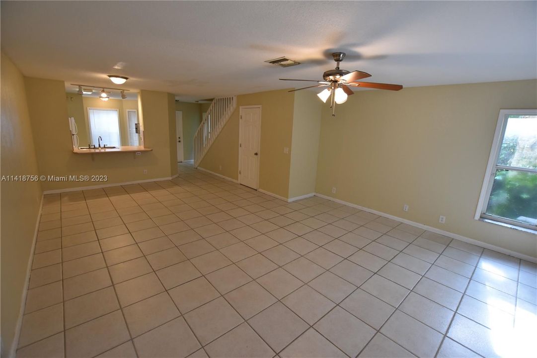 Recently Rented: $2,300 (3 beds, 2 baths, 1383 Square Feet)