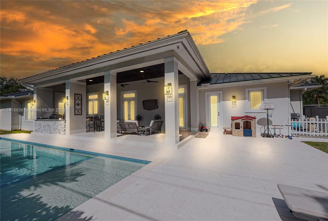 Vendido Recientemente: $2,600,000 (4 camas, 4 baños, 3054 Pies cuadrados)