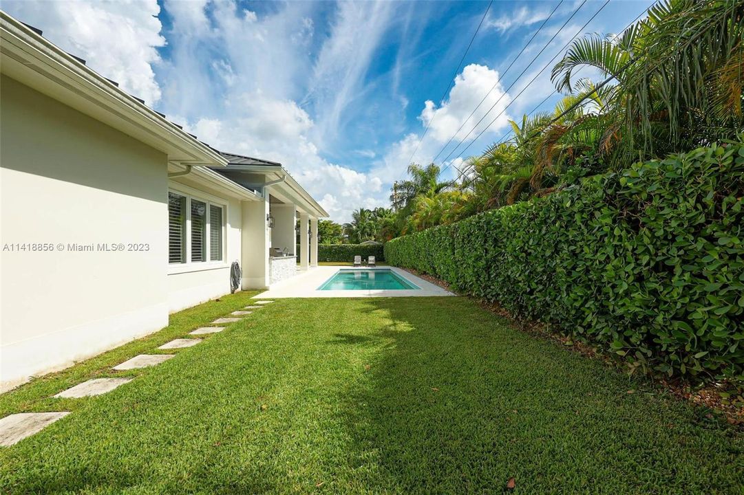 Vendido Recientemente: $2,600,000 (4 camas, 4 baños, 3054 Pies cuadrados)
