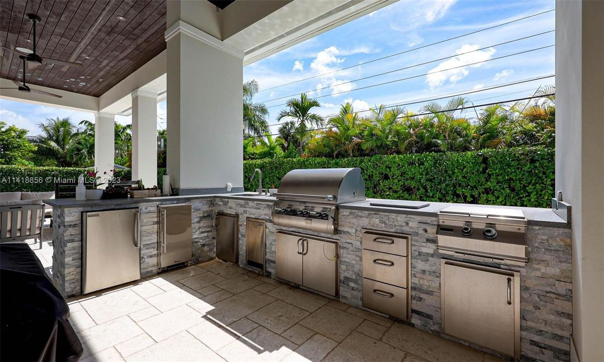 Vendido Recientemente: $2,600,000 (4 camas, 4 baños, 3054 Pies cuadrados)