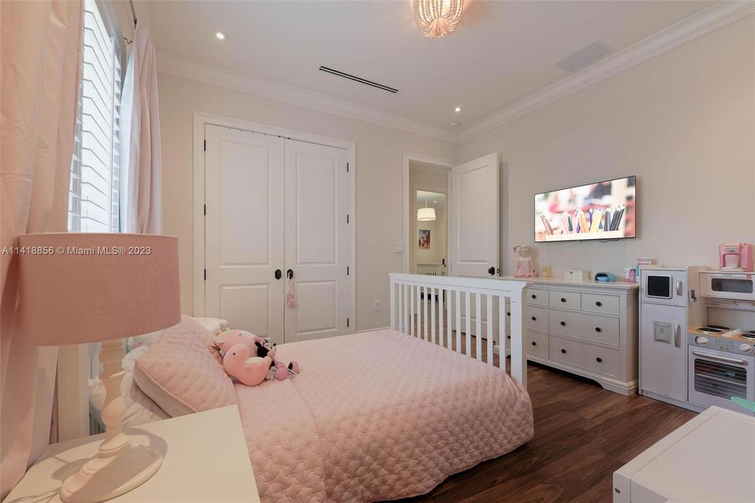 Vendido Recientemente: $2,600,000 (4 camas, 4 baños, 3054 Pies cuadrados)