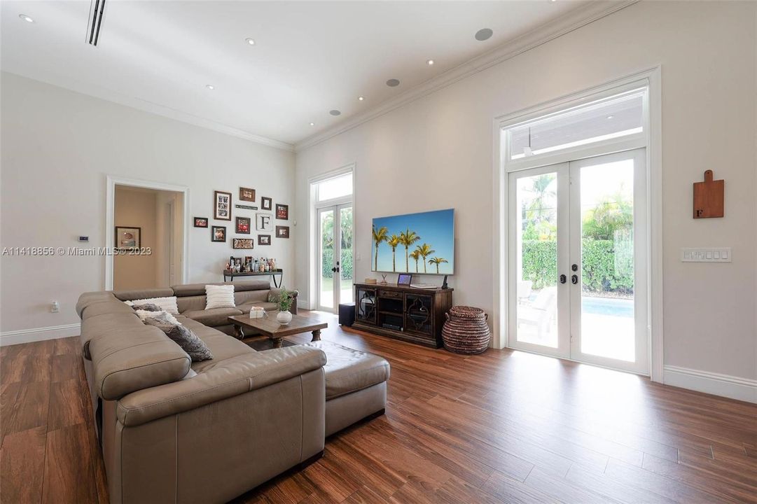 Vendido Recientemente: $2,600,000 (4 camas, 4 baños, 3054 Pies cuadrados)