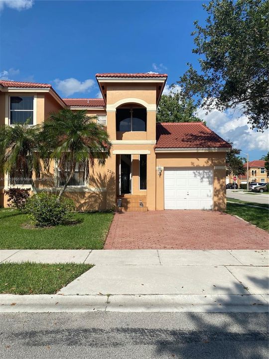Recently Sold: $319,000 (2 beds, 2 baths, 996 Square Feet)