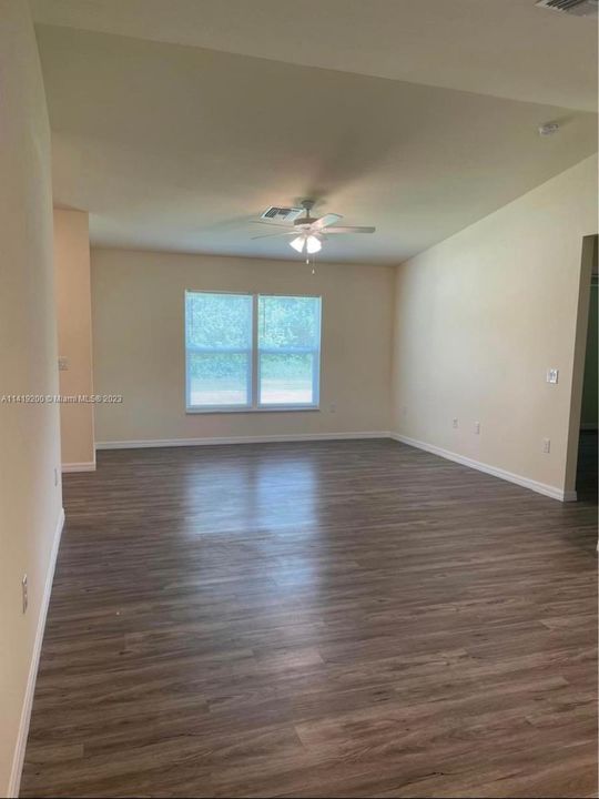 Recently Rented: $1,900 (3 beds, 2 baths, 1212 Square Feet)