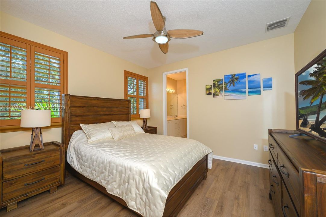 最近售出: $1,975,000 (6 贝兹, 5 浴室, 4270 平方英尺)