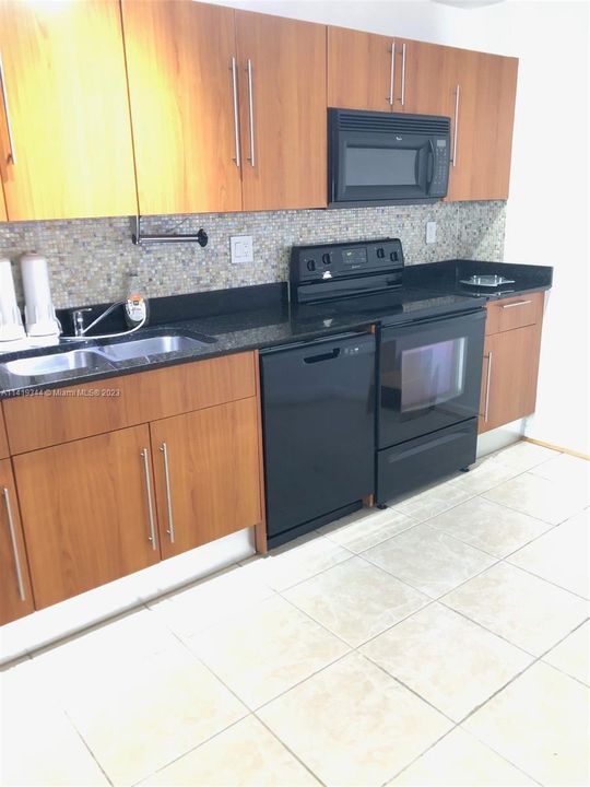 Recently Rented: $2,300 (1 beds, 1 baths, 816 Square Feet)