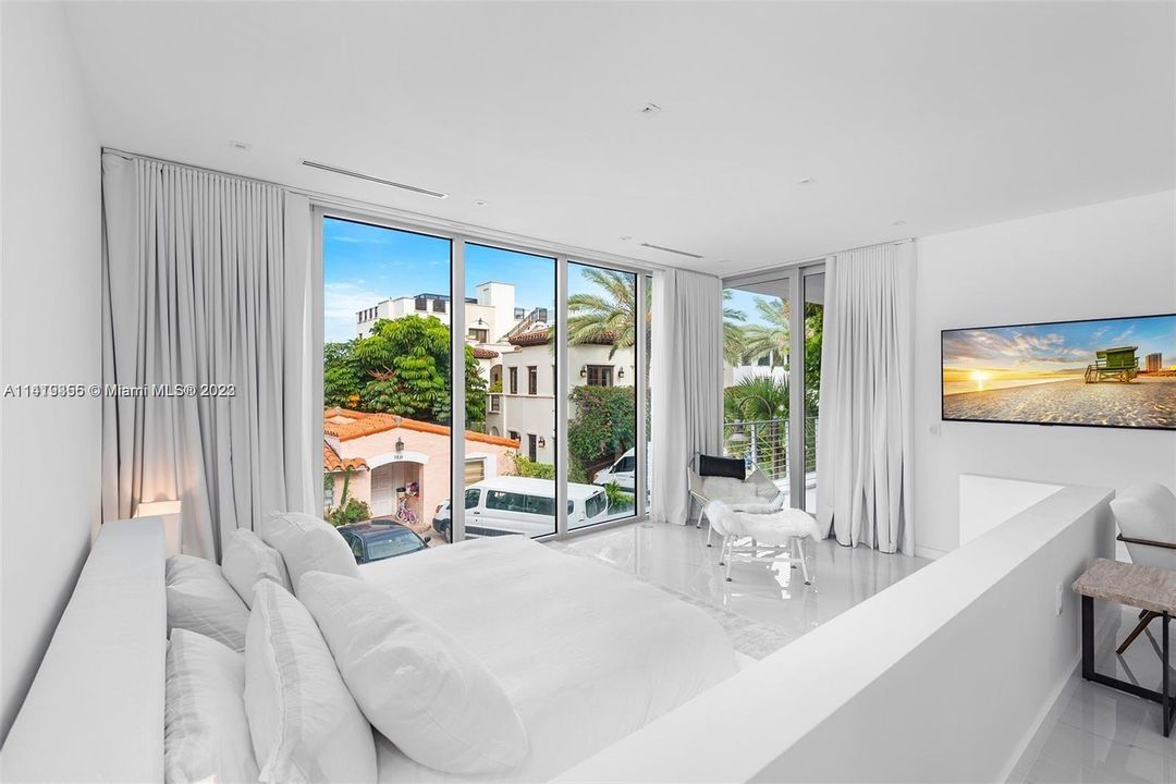 Active With Contract: $5,595,000 (3 beds, 3 baths, 3623 Square Feet)