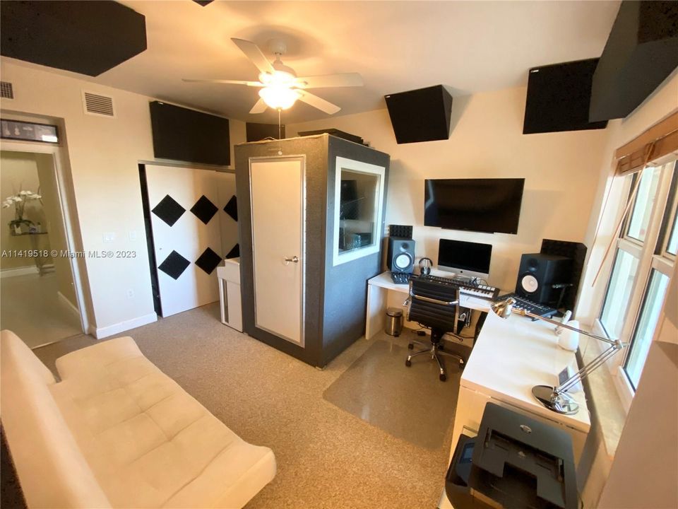 Recently Sold: $1,069,000 (2 beds, 2 baths, 2020 Square Feet)