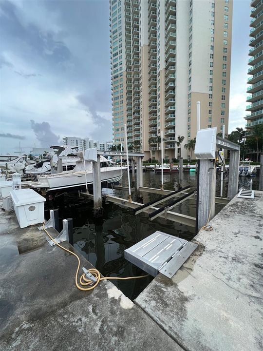 BOAT SLIP/W LIFT SOLD WITH UNIT