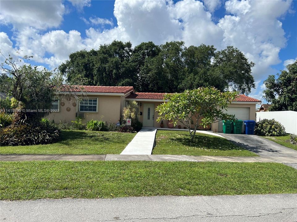 Recently Sold: $550,000 (3 beds, 2 baths, 1435 Square Feet)