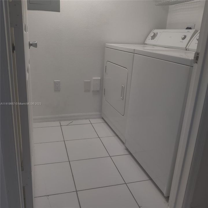 Recently Rented: $1,950 (1 beds, 1 baths, 817 Square Feet)