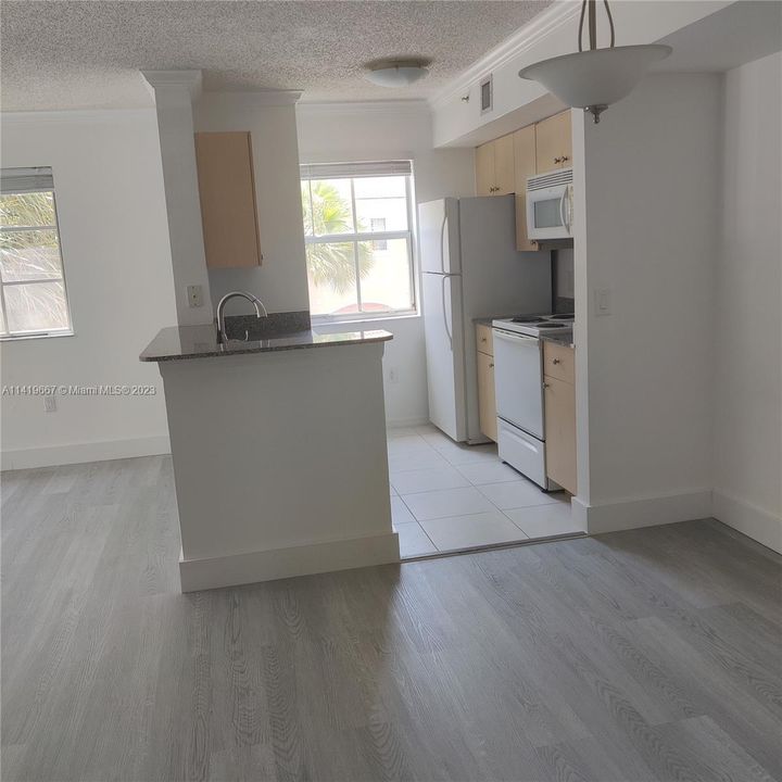 Recently Rented: $1,950 (1 beds, 1 baths, 817 Square Feet)