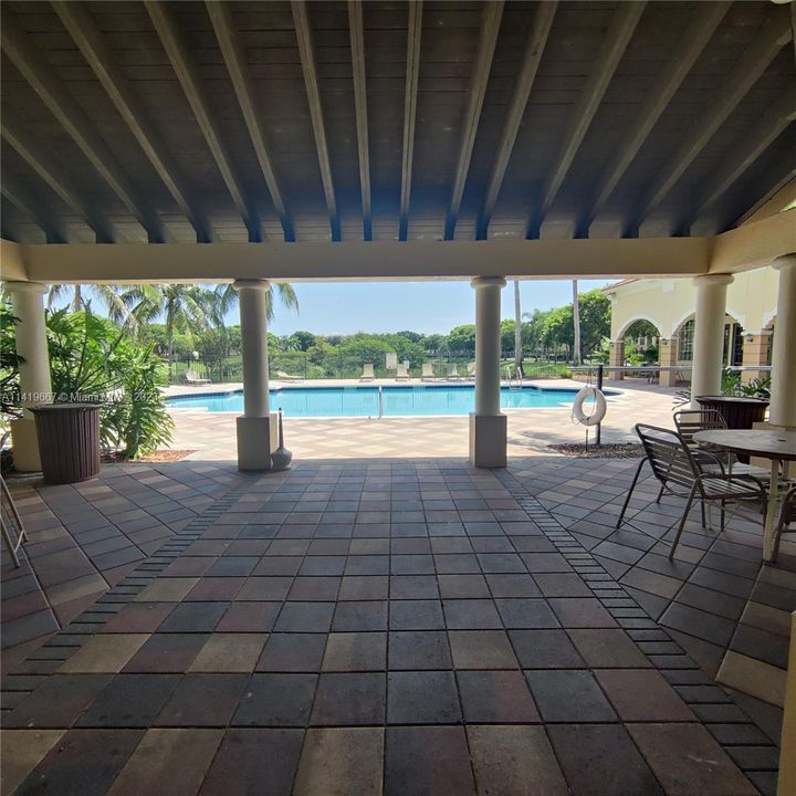 Recently Rented: $1,950 (1 beds, 1 baths, 817 Square Feet)