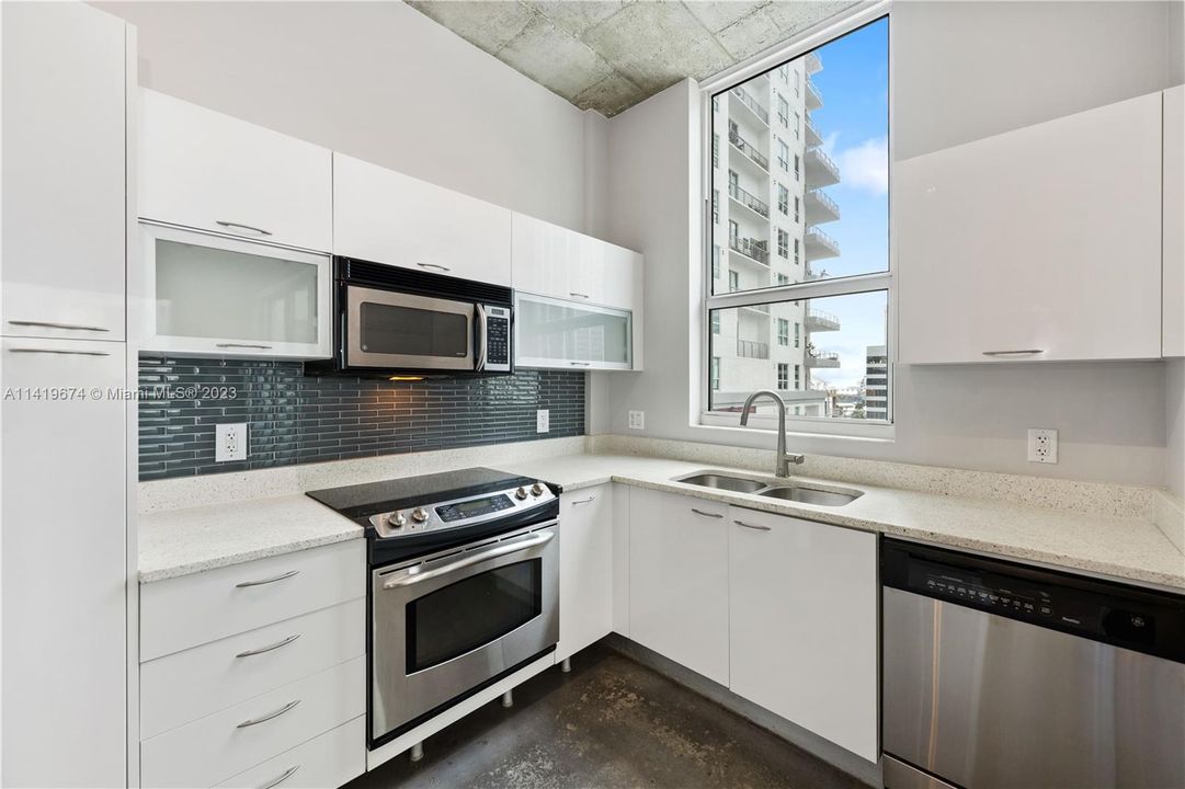 Недавно продано: $440,000 (2 спален, 2 ванн, 1036 Квадратных фут)