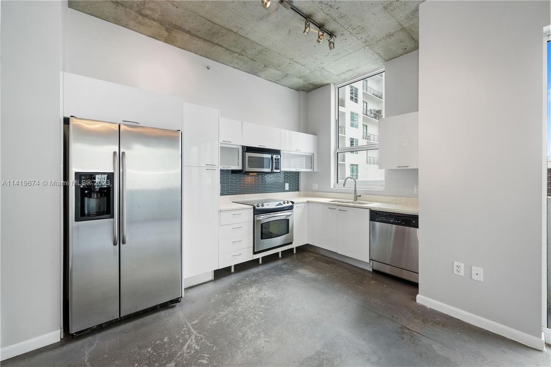 Недавно продано: $440,000 (2 спален, 2 ванн, 1036 Квадратных фут)