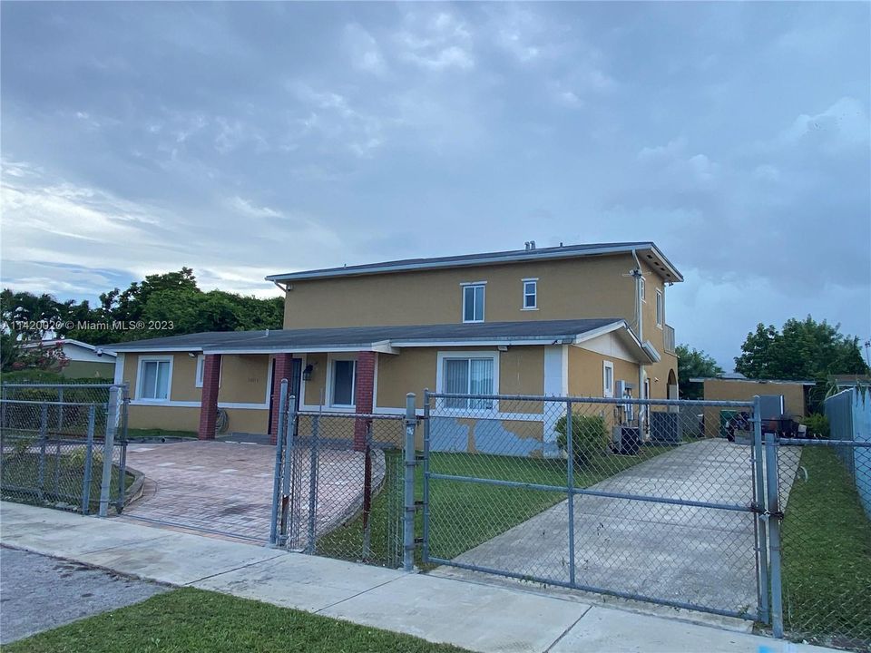 Recently Sold: $585,000 (6 beds, 4 baths, 3662 Square Feet)