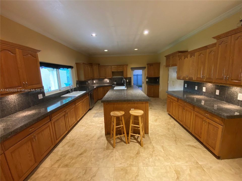 Recently Sold: $585,000 (6 beds, 4 baths, 3662 Square Feet)