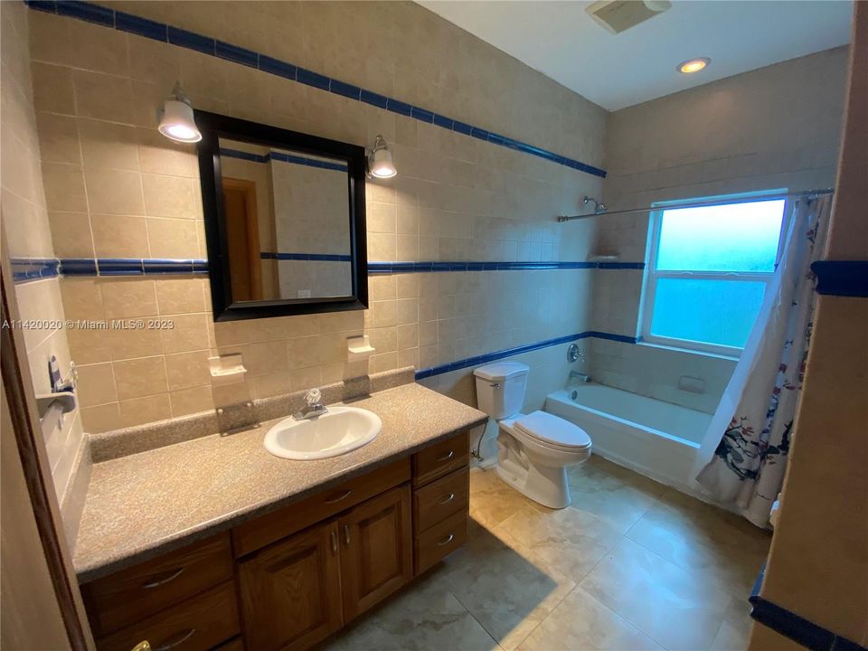 Recently Sold: $585,000 (6 beds, 4 baths, 3662 Square Feet)