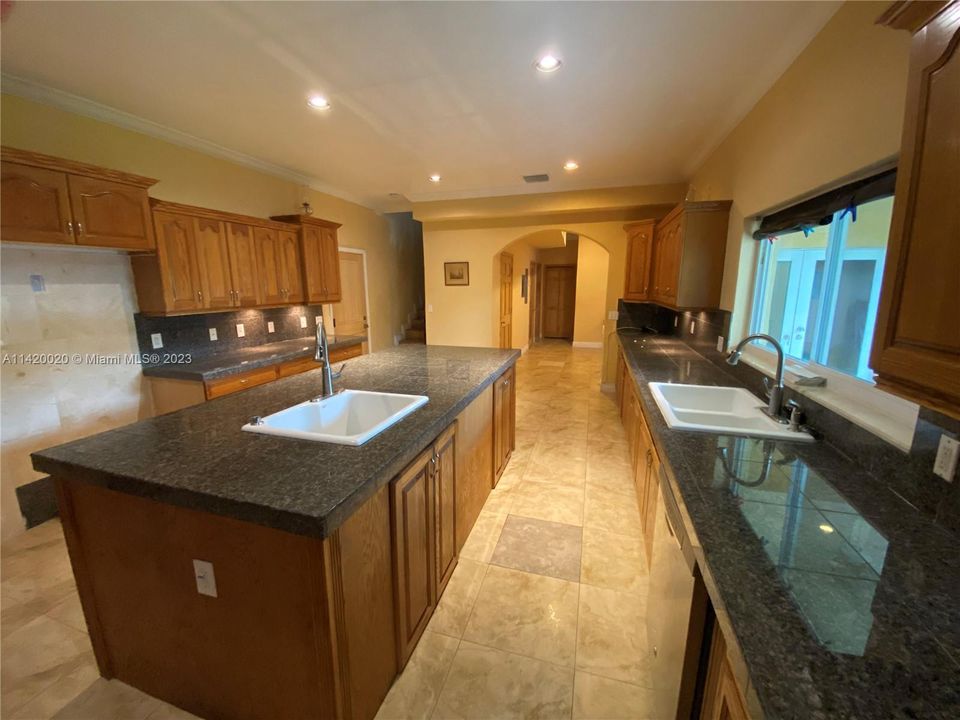 Recently Sold: $585,000 (6 beds, 4 baths, 3662 Square Feet)