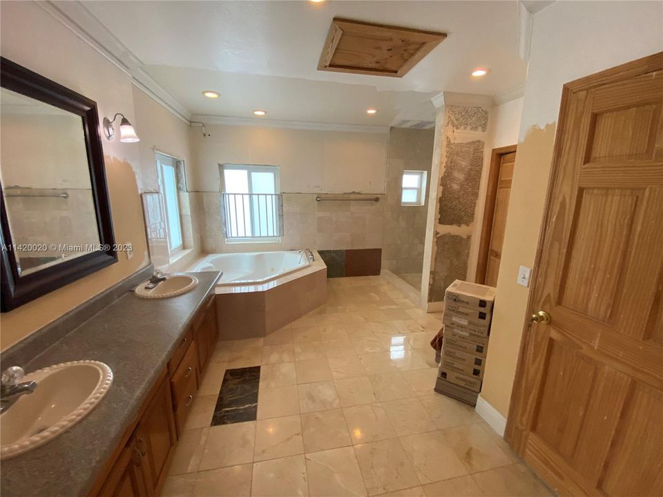 Recently Sold: $585,000 (6 beds, 4 baths, 3662 Square Feet)