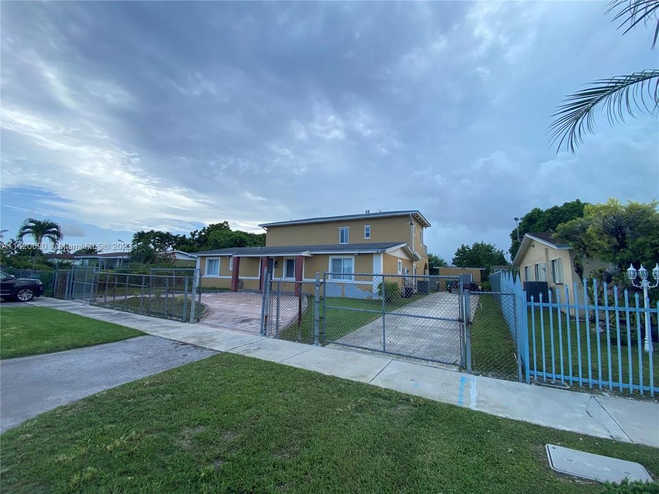 Recently Sold: $585,000 (6 beds, 4 baths, 3662 Square Feet)