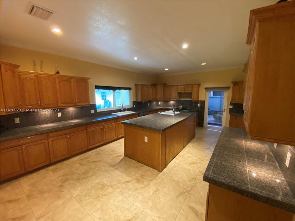 Recently Sold: $585,000 (6 beds, 4 baths, 3662 Square Feet)