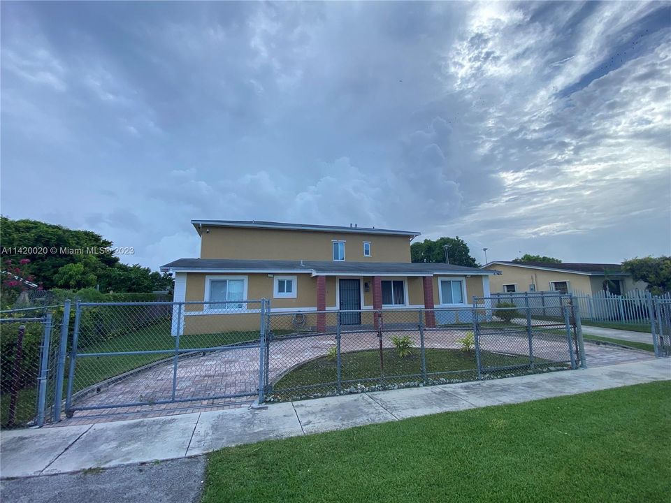 Recently Sold: $585,000 (6 beds, 4 baths, 3662 Square Feet)