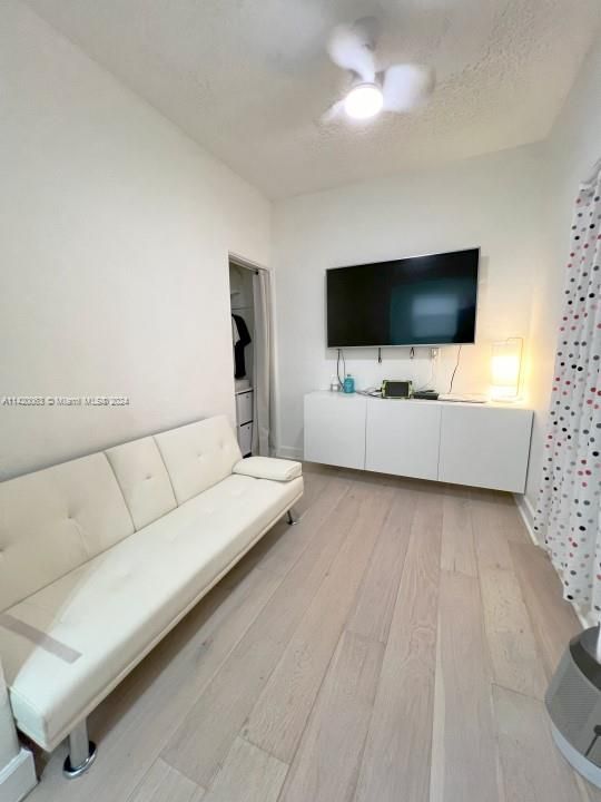 Недавно продано: $189,900 (1 спален, 1 ванн, 420 Квадратных фут)