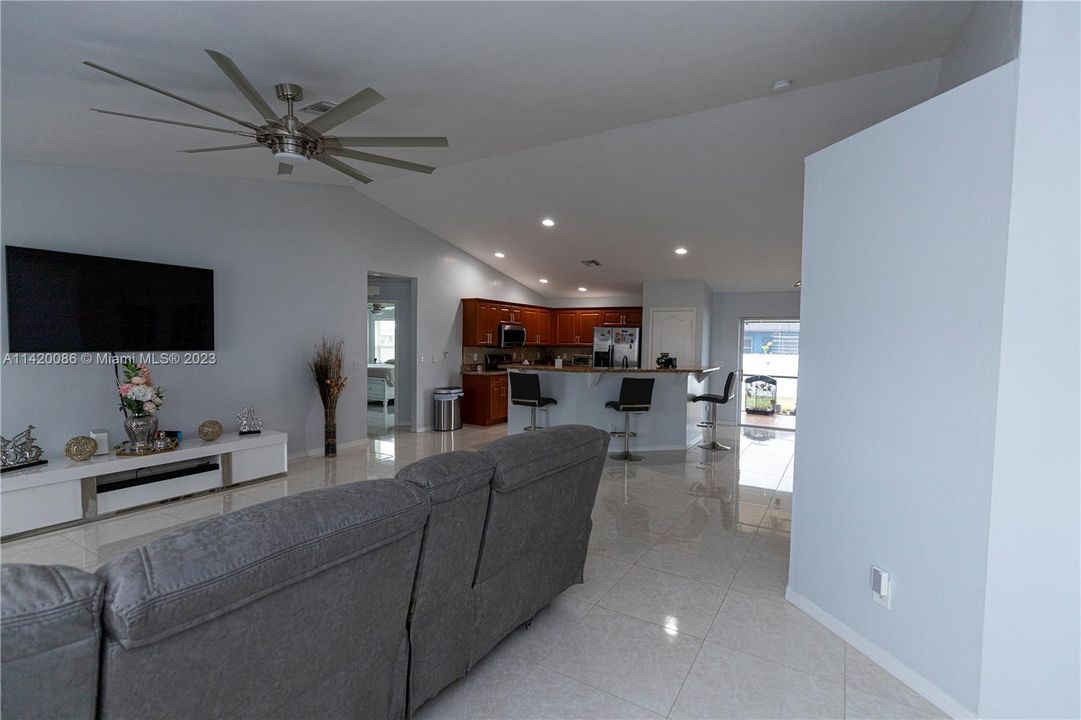 最近售出: $380,000 (3 贝兹, 2 浴室, 0 平方英尺)