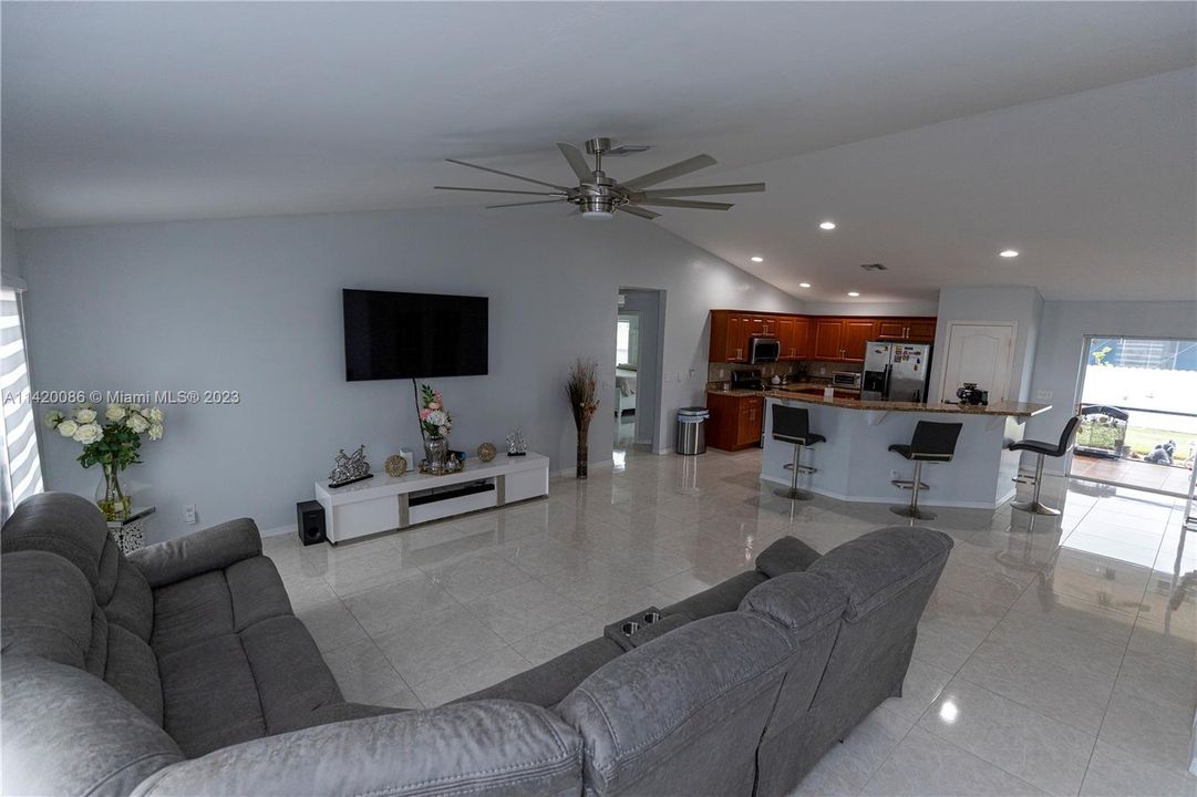 最近售出: $380,000 (3 贝兹, 2 浴室, 0 平方英尺)